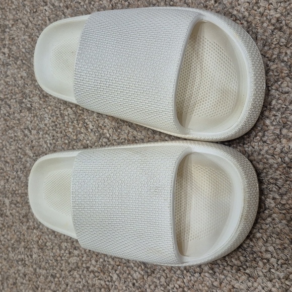 PINK- Victoria's Secret White Pillow Slide Sandals Size Small - Picture 3 of 7